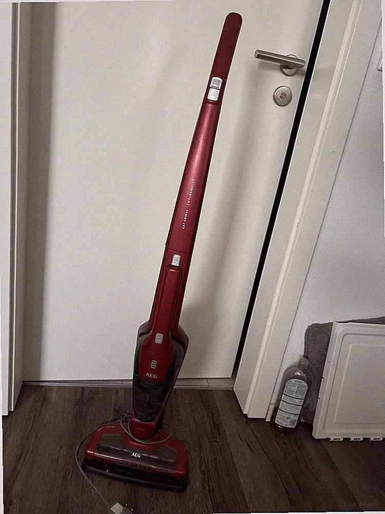 AEG CX7 x Flexibility Akku Staubsauger 2-in-1, Schwarz Rot, Beutellos