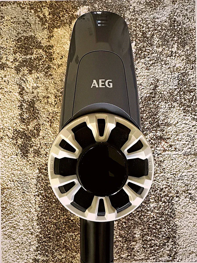 AEG kabelloser Stabstaubsauger ohne Beutel, Handstaubsauger, Bodenbürste