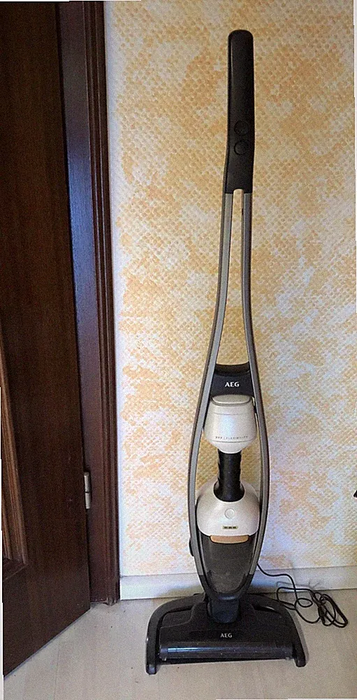 Akku Hand-Staubsauger AEG QX9 gebraucht mit allem Zubehör + neue Filter