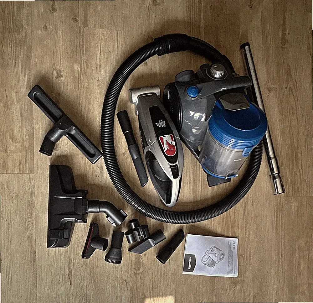 AmazonBasics Zyklon Staubsauger beutellos 2,0 L 700 W mit Zubehör u. Akku Sauger