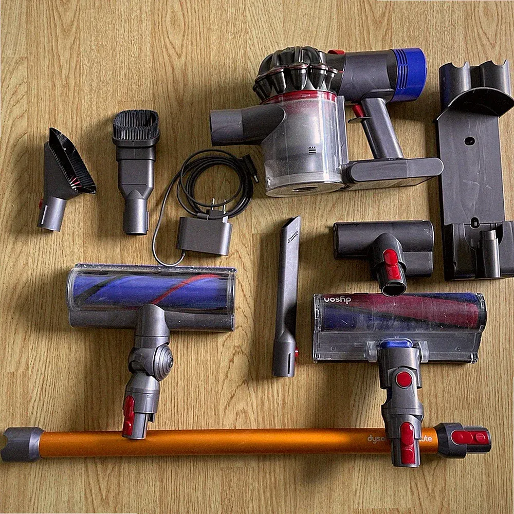 Dyson Stabstaubsauger V10 Kabelloses Staubsaugen ohne Beutel mit Ladekabel.