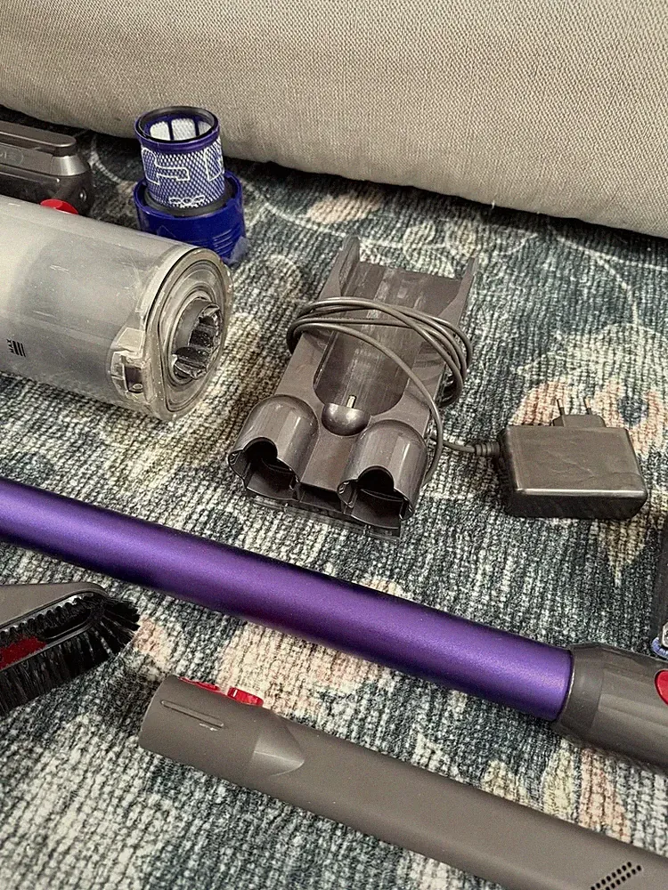 Dyson V10 Absolute Fullset | Lila | umfangreiches Zubehör | voll funktionsfähig