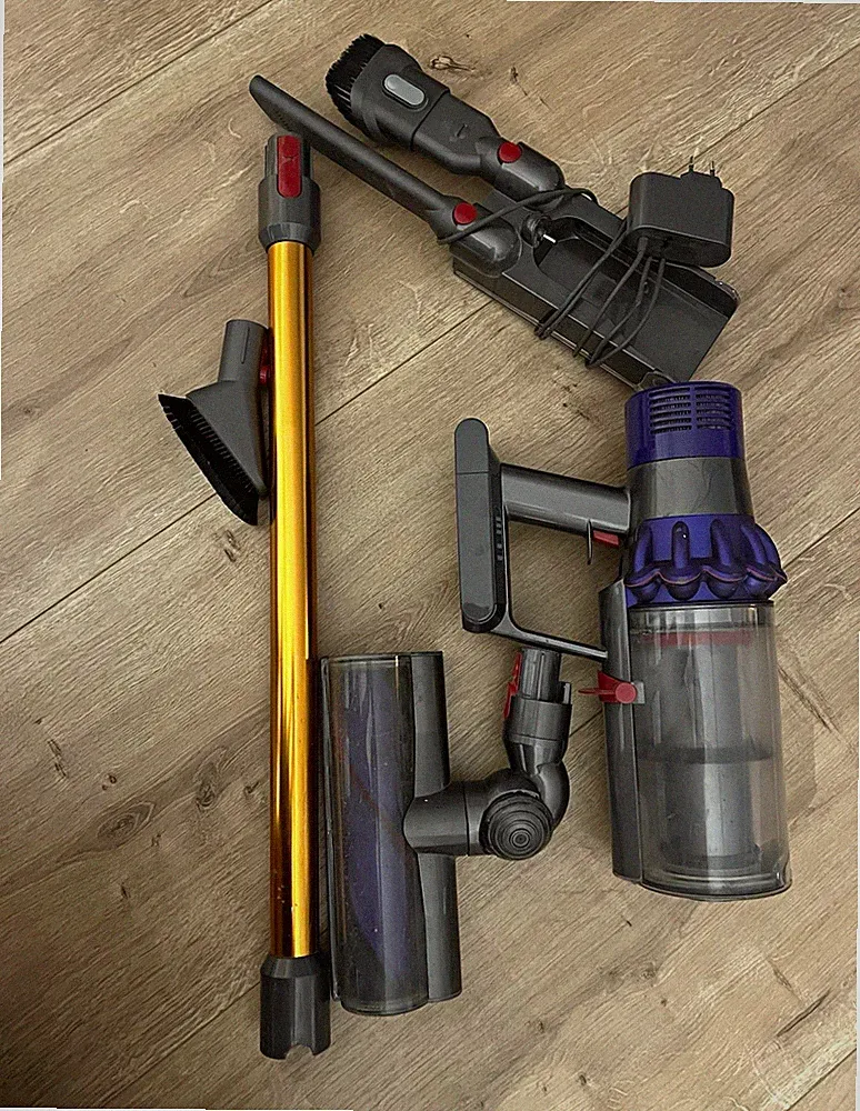 Dyson V10 Stabstaubsauger kabellos beutellos Zubehör-Set mit Bodenbürste