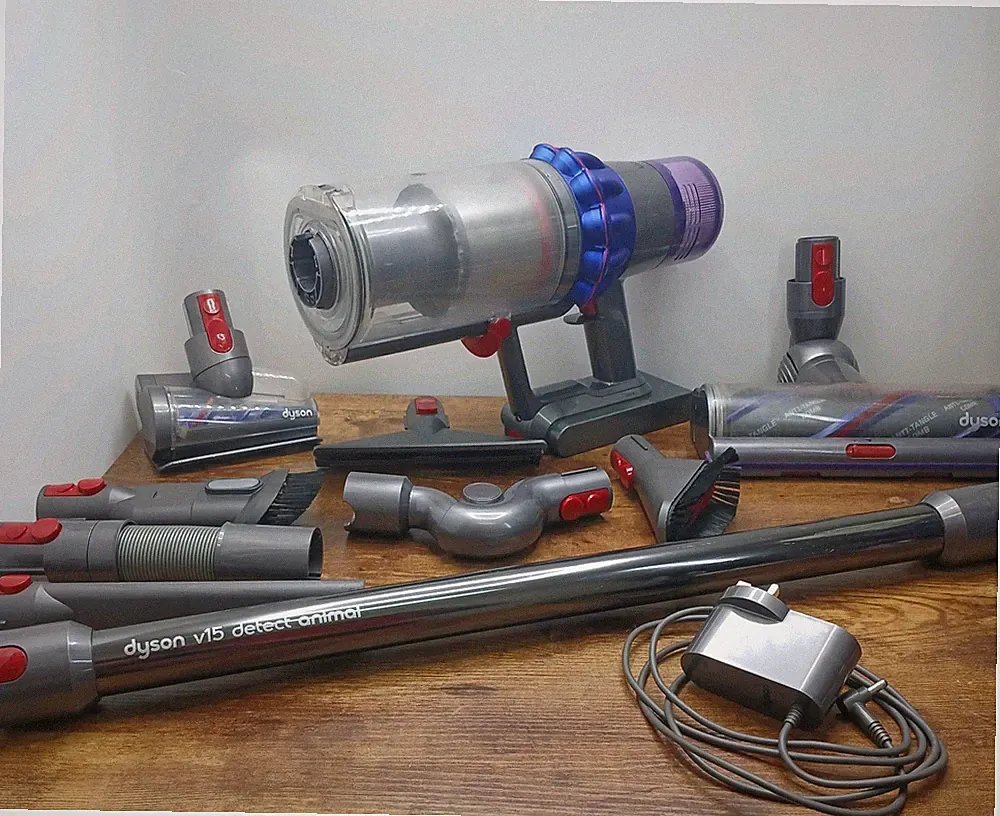 Dyson V15 Detect Animal mit Akku Anti Tangle Roller Ladegerät Zubehör sehr guter Zustand