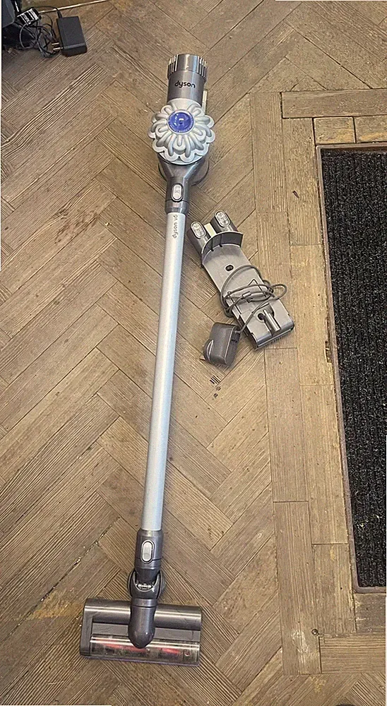 DYSON V6 - ANIMAL KABELLOSER STAUBSAUGER MIT LADEGERÄT