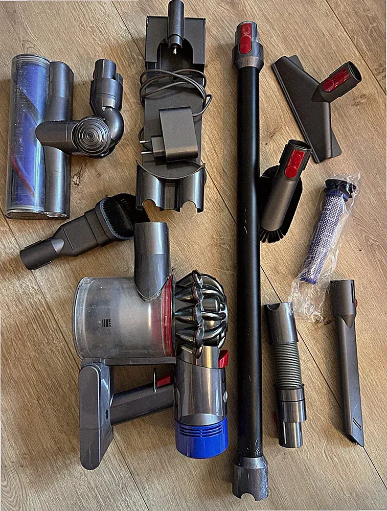 Dyson v8 Stabstaubsauger kabellos beutellos Zubehör-Set mit Elektrobürste