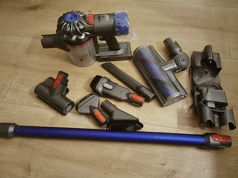 Dyson V8 Staubsauger mit Viel Zubehör Wandhalterung Bodenwalze
