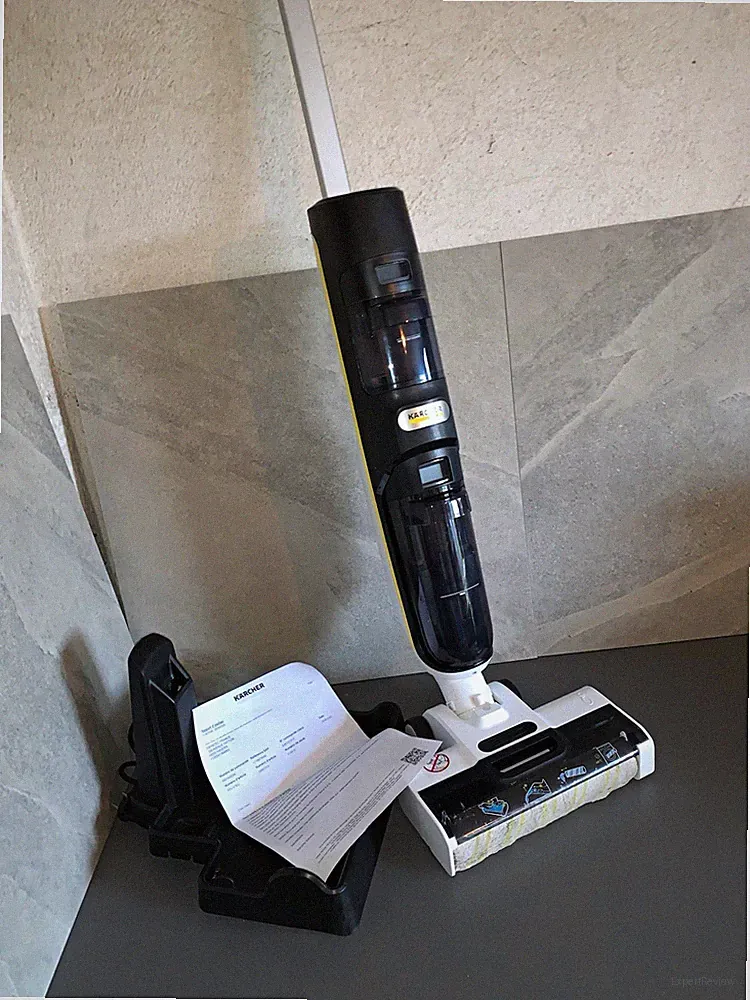 Kärcher Stielstaubsauger kabellos mit Reinigungswalze & Ladestation weiß/schwarz