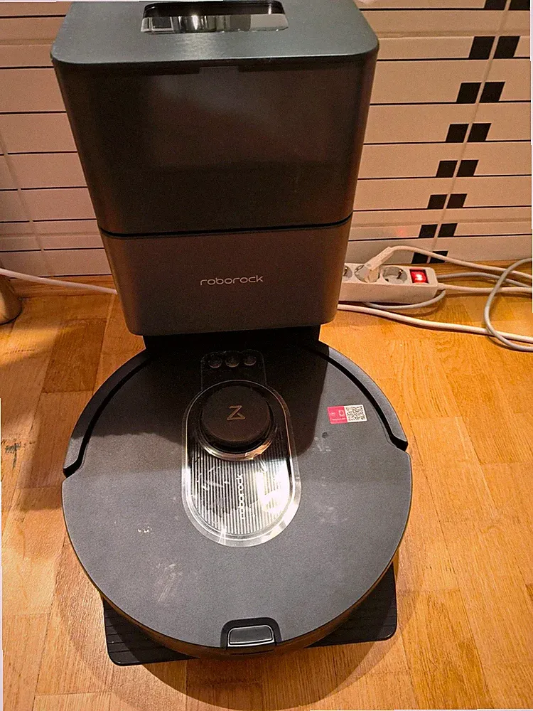 Roborock Staubsaugerroboter kabellos mit Absaugstation, Schwarz / mit App