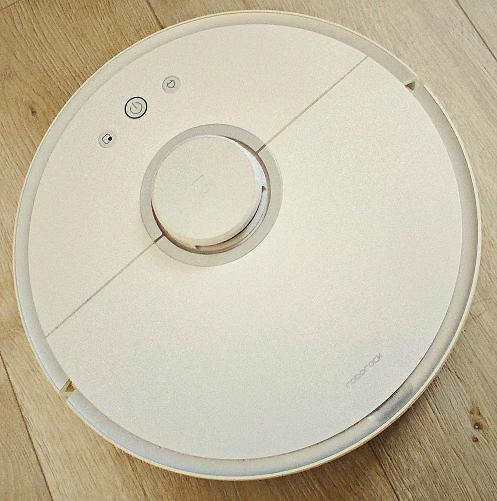 Roborock Staubsaugerroboter kabellos weiß mit Ladestation und Unterlage