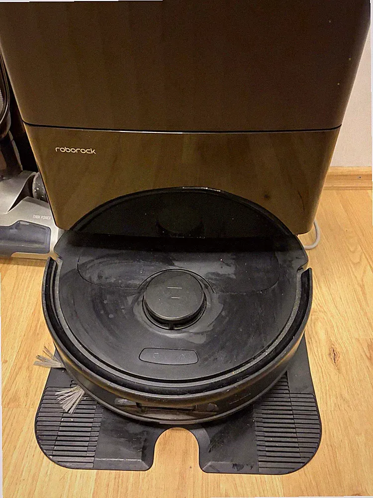 Roborock Staubsaugerroboter mit Dockingstation, Schwarz