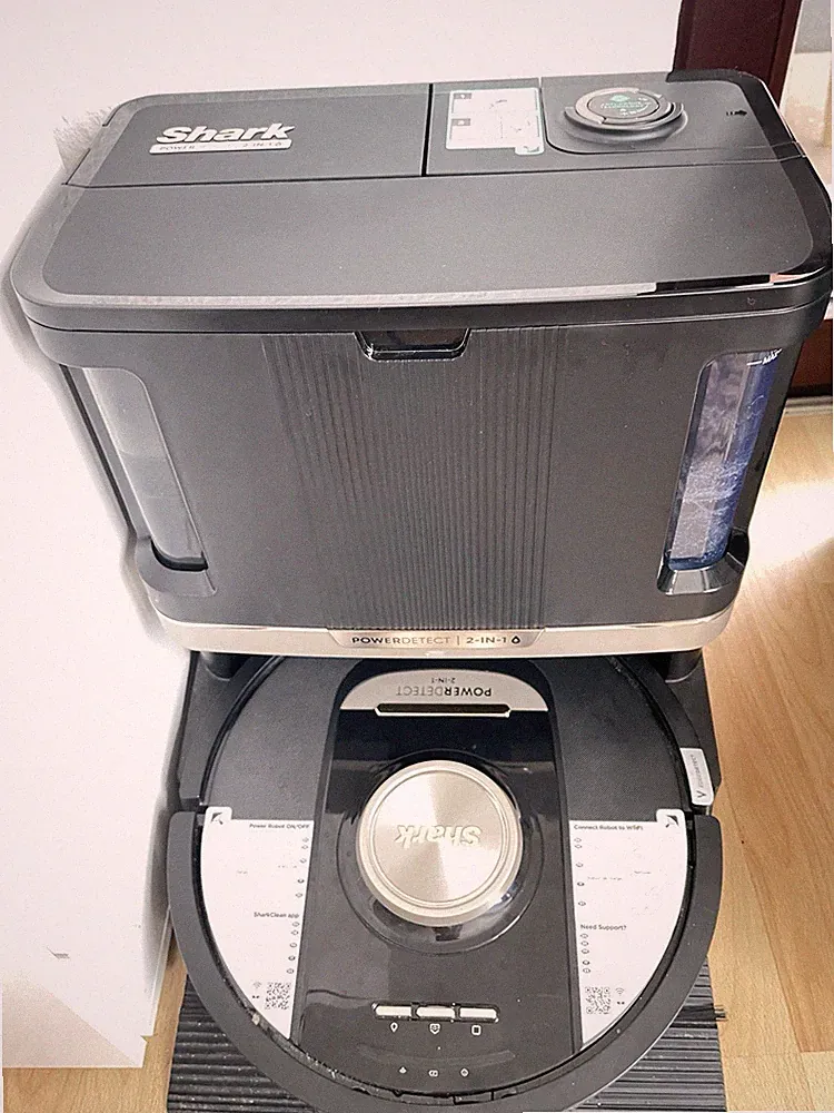 Shark PowerDetect 2-in-1 Saug- & Wischroboter mit Reinigungsstation4 months alt