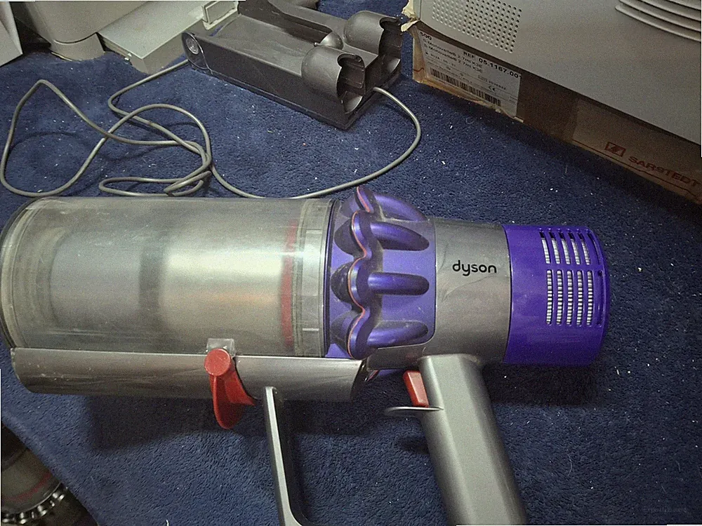 Siehe Fotos. DYSON V10/SV12 mit wandhalterung,ladekabel.fugendüse .gebraucht.