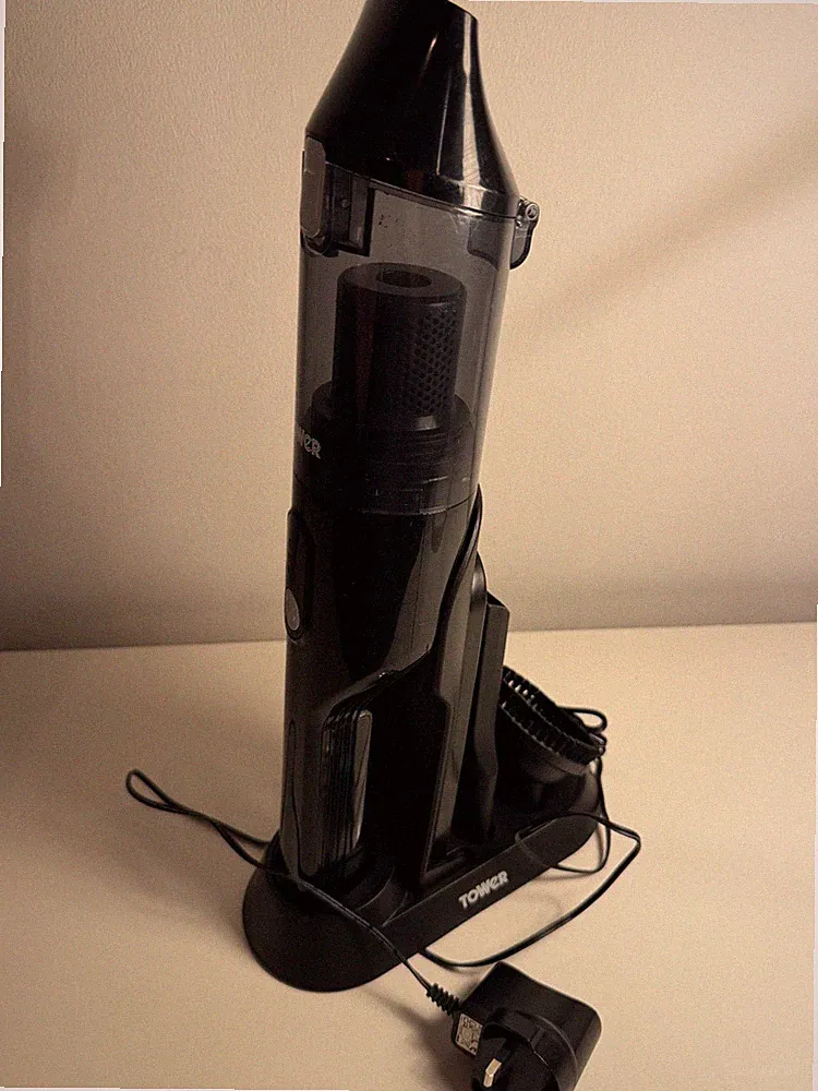 Tower T527000 Akku-Handstaubsauger 14,8 V mit Ladegerät & Werkzeug